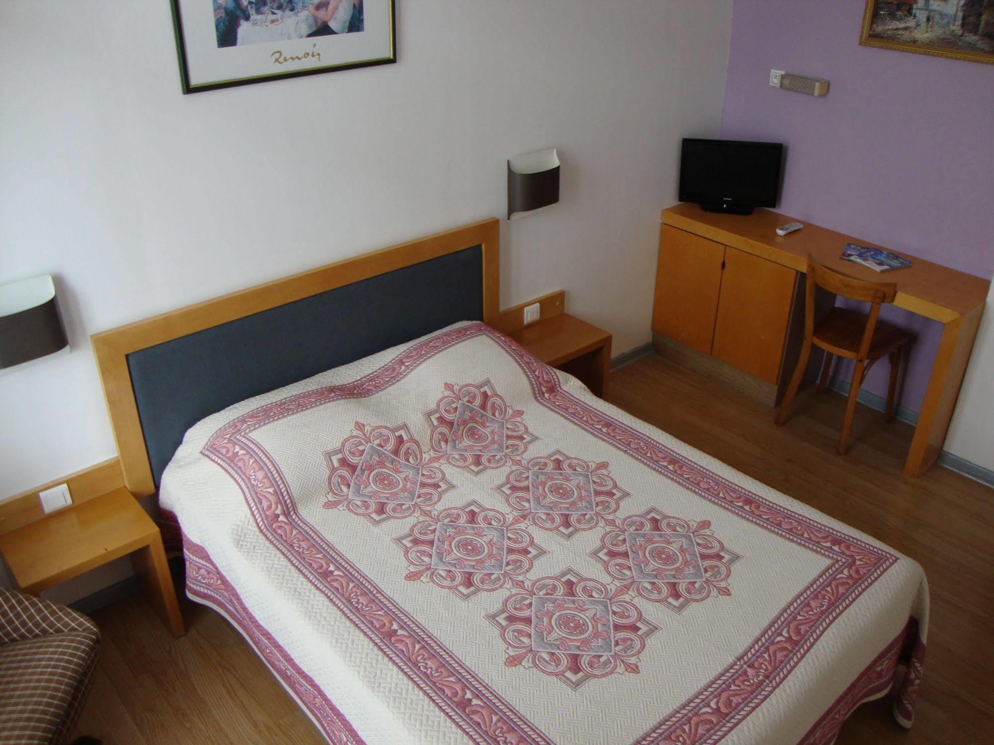 Hotel Au Petit Languedoc Лурд Екстер'єр фото