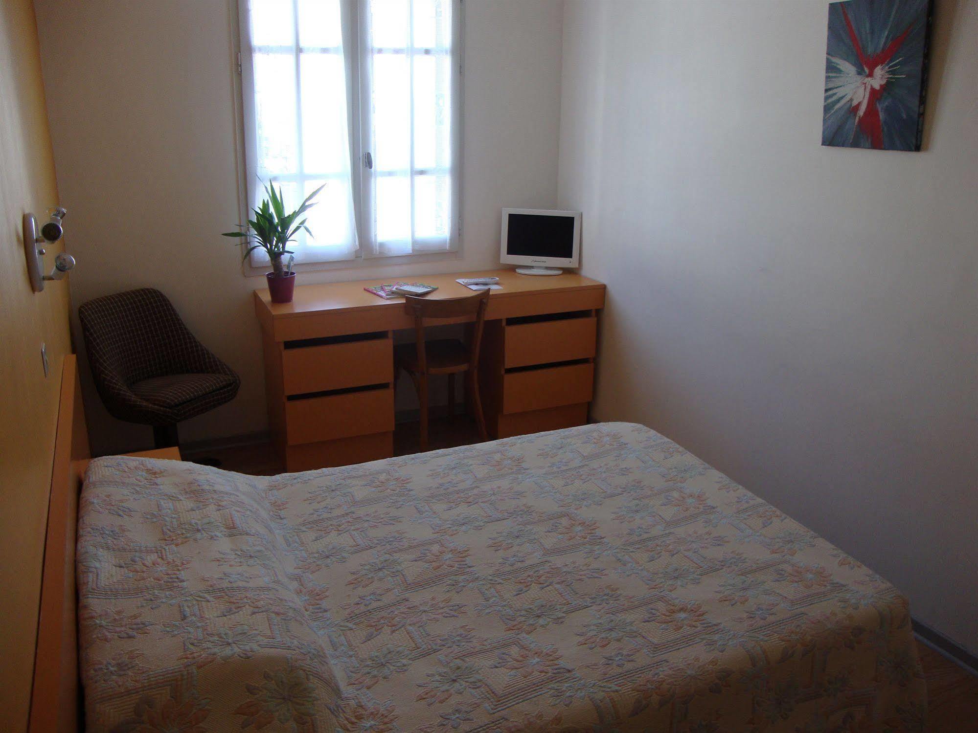 Hotel Au Petit Languedoc Лурд Екстер'єр фото
