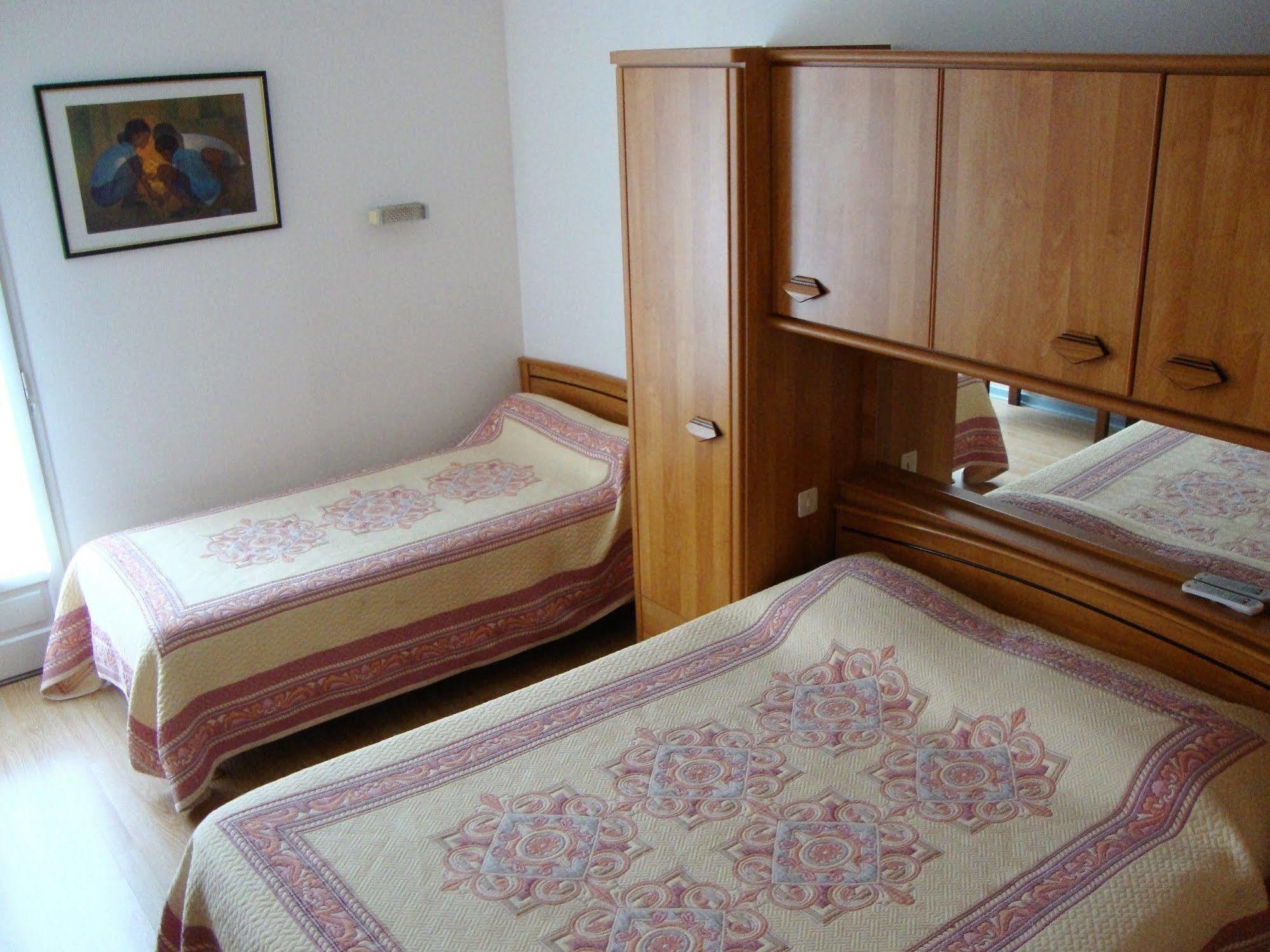 Hotel Au Petit Languedoc Лурд Екстер'єр фото